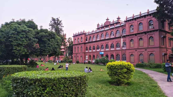 নিজস্ব প্রতিবেদক: বিভিন্ন কর্মসূচীর মধ্য দিয়ে ঢাকা বিশ্ববিদ্যালয়ের (ঢাবি) মার্কেটিং বিভাগের ৫০তম বর্ষপূর্তি বা সুবর্ণ জয়ন্তী উদযাপিত হয়েছে।