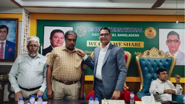 জাকির হাসানকে পিন পরিয়ে দিচ্ছেন