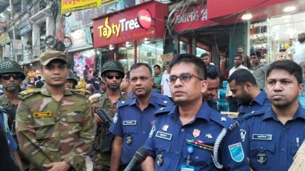 সাভারে পথচারীদের নির্বিঘ্ন চলাচল নিশ্চিত করতে ফুটপাত দখলমুক্ত রাখতে যৌথ অভিযান