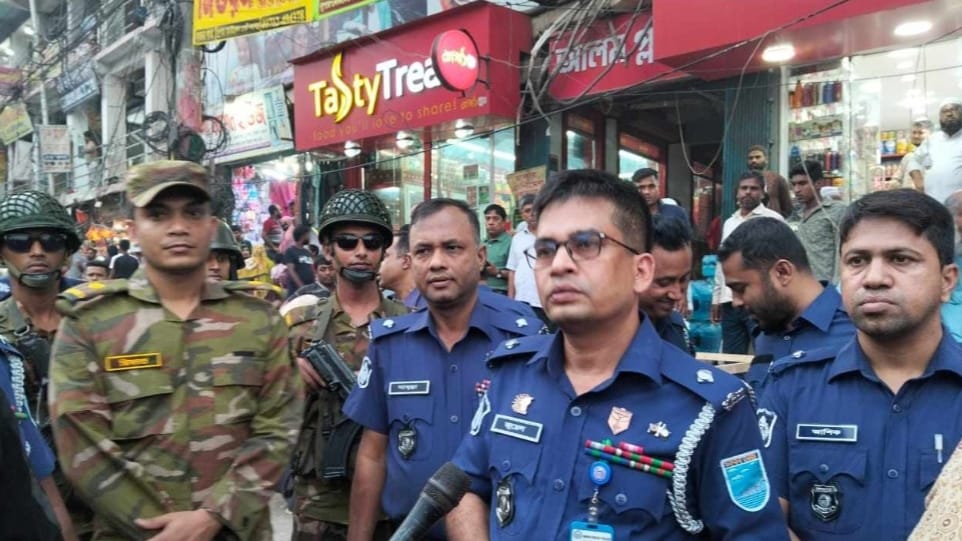 সাভারে পথচারীদের নির্বিঘ্ন চলাচল নিশ্চিত করতে ফুটপাত দখলমুক্ত রাখতে যৌথ অভিযান