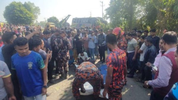 চৌদ্দগ্রামে নিয়ন্ত্রণ হারিয়ে গাছের সঙ্গে বাসের ধাক্কা, নিহত ৩