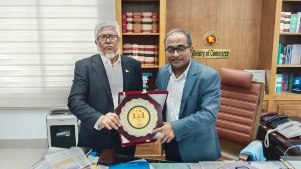 মানব সেবায় বিশেষ অবদানের স্বীকৃতিতে বাণিজ্য সচিব মাহবুবুর রহমানকে লায়ন্স ক্লাবের সম্মাননা