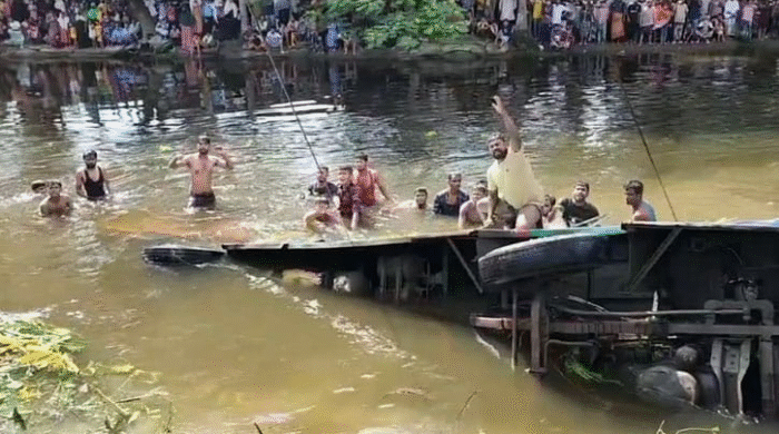 লক্ষ্মীপুরে বাস খাদে পড়ে প্রাণ গেল পাঁচজনের